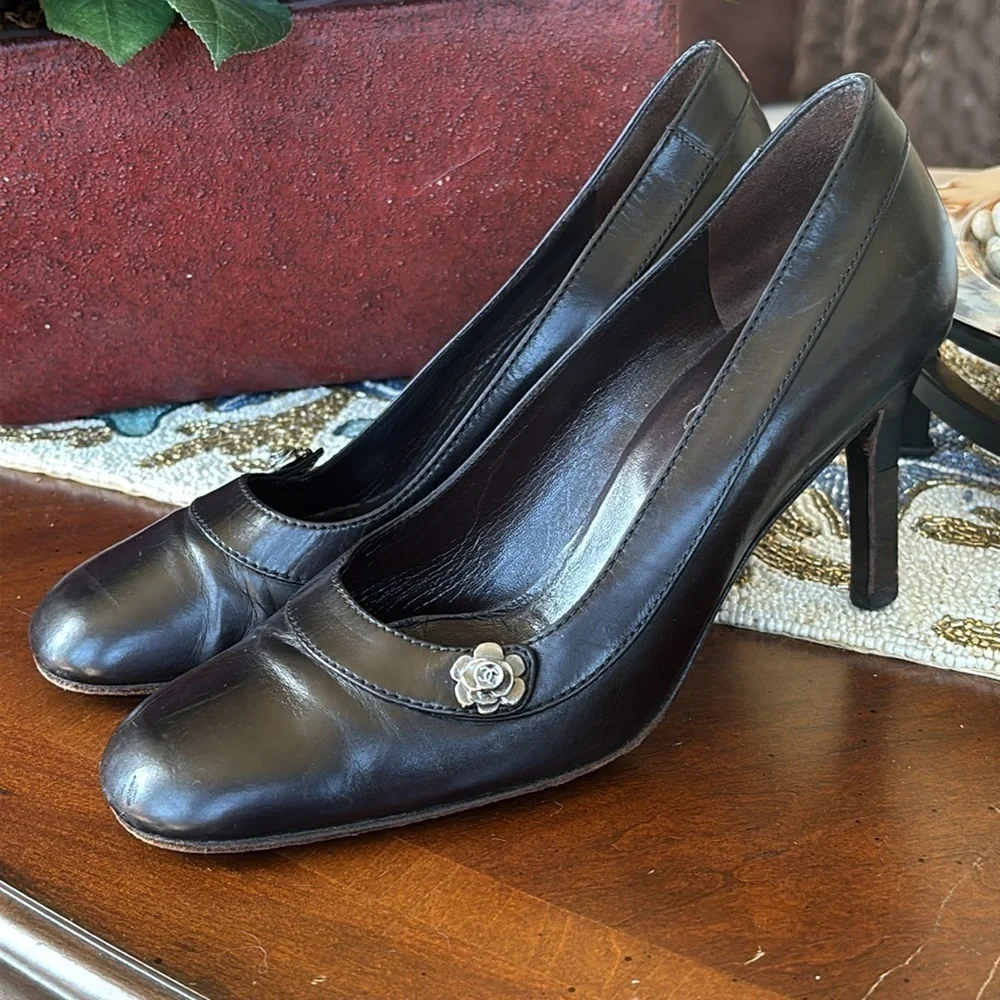 Chanel Black Leather Heels Rounded Toe w/ Floral Metal Logo Accent Made in Italy